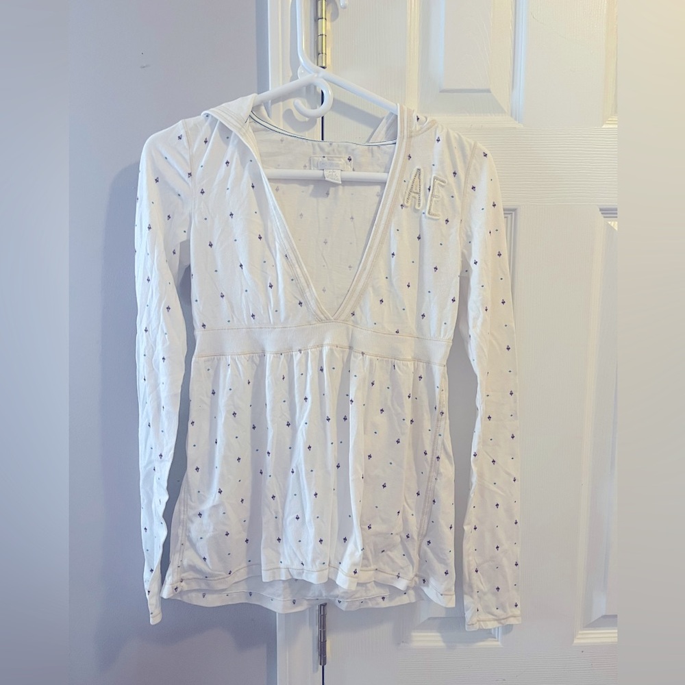 American Eagle pullover top with hood. White in color. Size small.